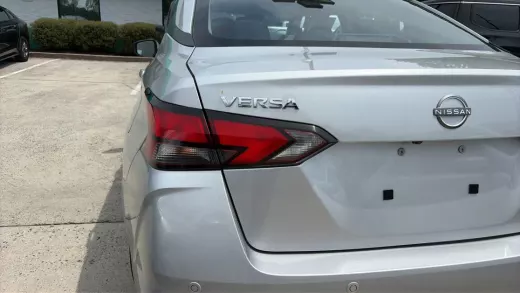 Vista 18 de 2025 NISSAN VERSA