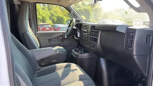 Vista 10 de 2025 GMC SAVANA 2500 CARGO